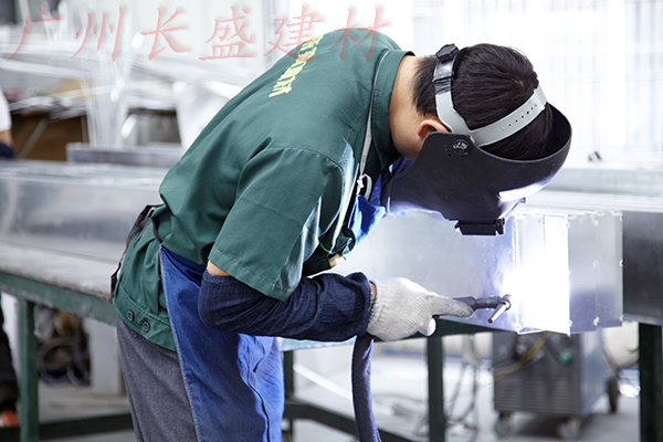 長盛建材鋁蜂窩板廠家焊接老員工 長盛建材鋁蜂窩板廠家焊接老員工