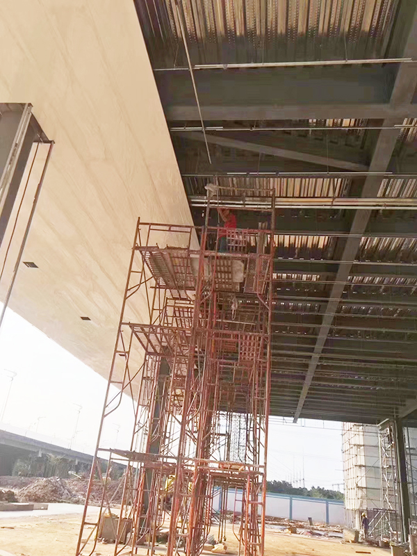 加油站防風(fēng)條扣工程梯架安裝圖片 加油站防風(fēng)條扣工程梯架安裝圖片