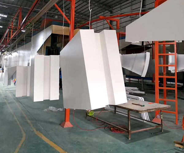 氟碳鋁單板生產(chǎn)噴涂現(xiàn)場圖.jpg 氟碳鋁單板生產(chǎn)噴涂現(xiàn)場圖.jpg
